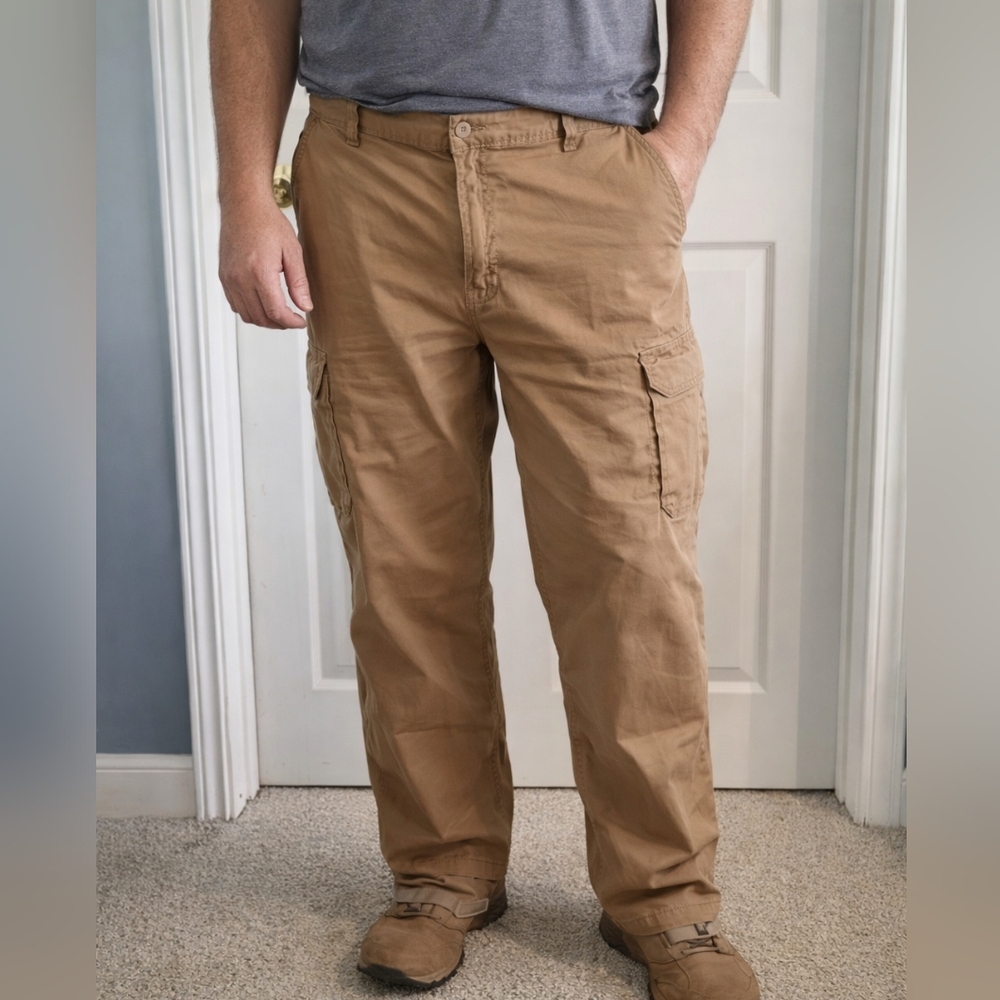 Mens Columbia Cargo Tan Pants. Size 40/32. #68